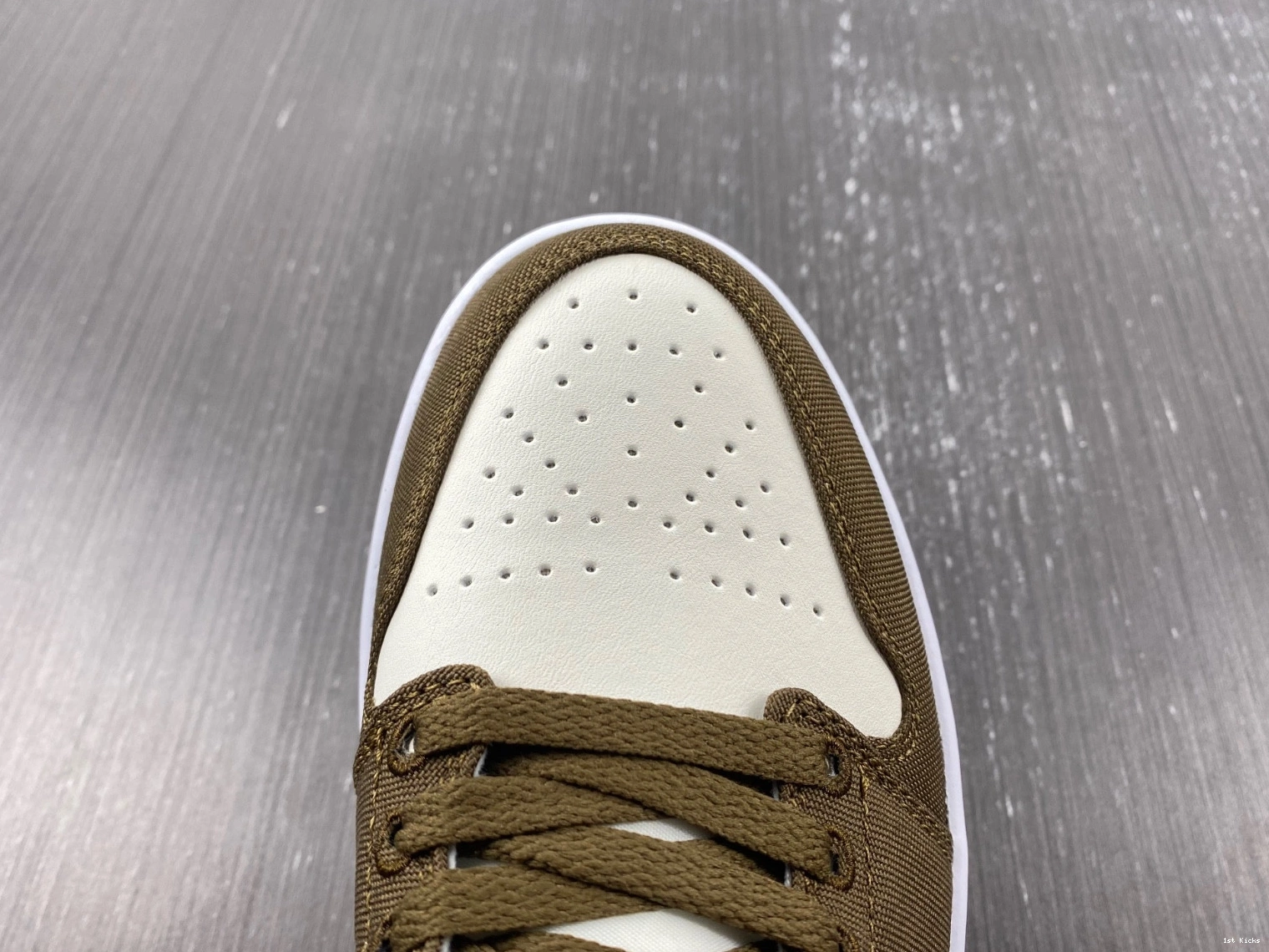 DV0426-301 SE 1 - Light (W) Jordan Olive Low 0328